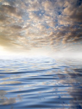 su yansıması ile bulutlar