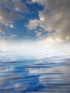 su yansıması ile bulutlar