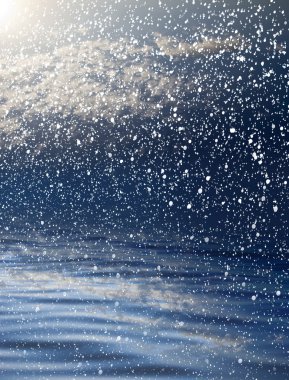 su yansıması ile bulutlar