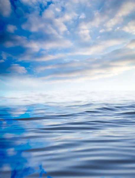 Wolken mit Reflexion auf dem Wasser — Stockfoto