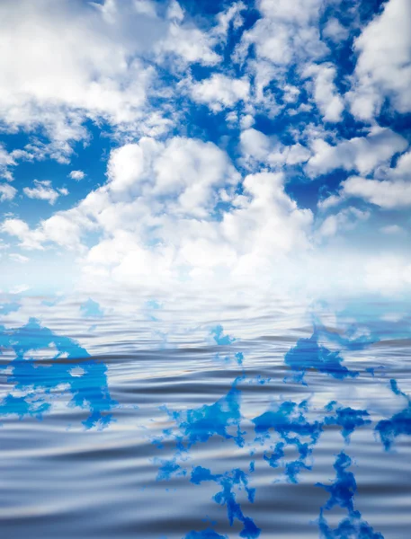 Nuvens com reflexão sobre a água — Fotografia de Stock