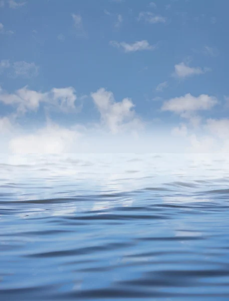 Nuvens com reflexão sobre a água — Fotografia de Stock