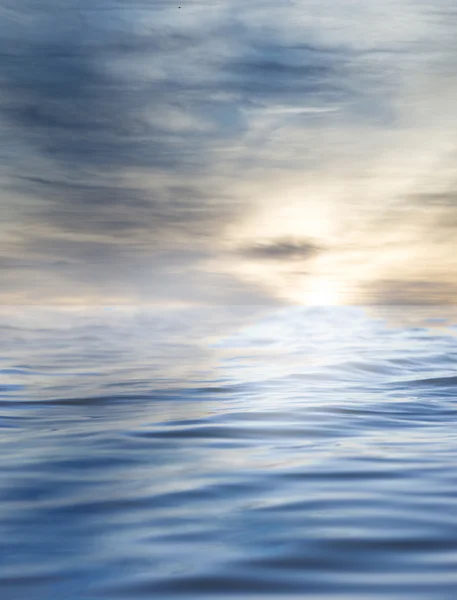 Wolken mit Reflexion auf dem Wasser — Stockfoto