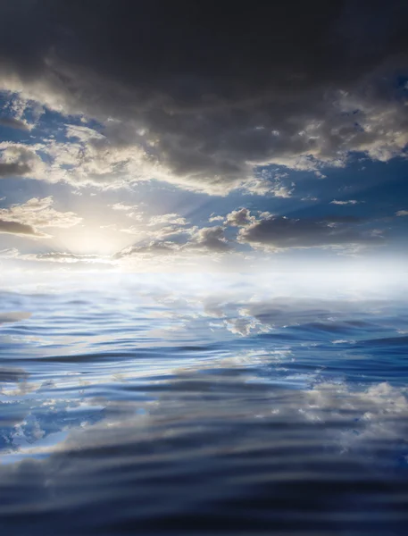 Wolken mit Reflexion auf dem Wasser — Stockfoto