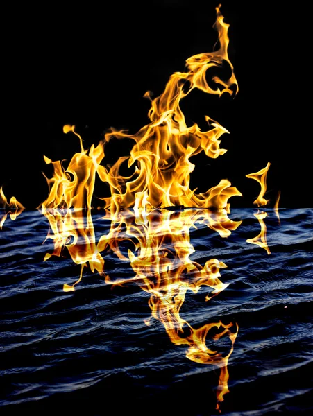 Fuego de llama con reflejo en el agua — Foto de Stock