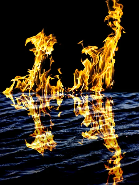 Flammenfeuer mit Reflexion im Wasser — Stockfoto