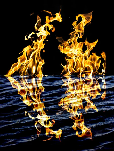 Flamme brand med refleksion i vand - Stock-foto