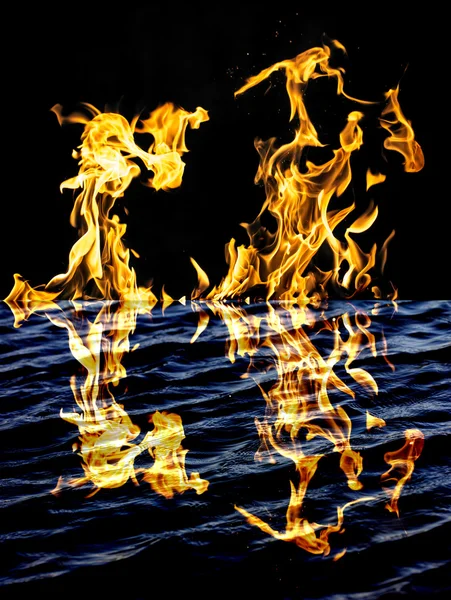 Flammenfeuer mit Reflexion im Wasser — Stockfoto