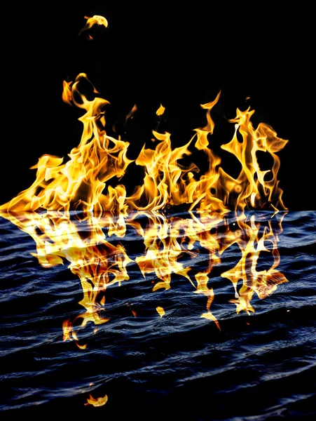 Fuego de llama con reflejo en el agua —  Fotos de Stock