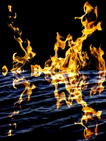 Flammenfeuer mit Reflexion im Wasser — Stockfoto