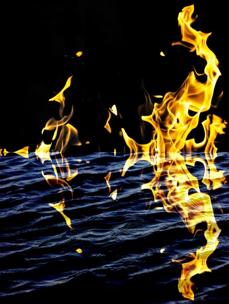 Flammenfeuer mit Reflexion im Wasser — Stockfoto