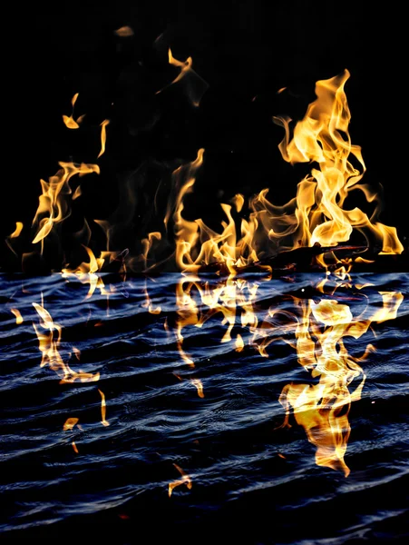 Fuego de llama con reflejo en el agua — Foto de Stock