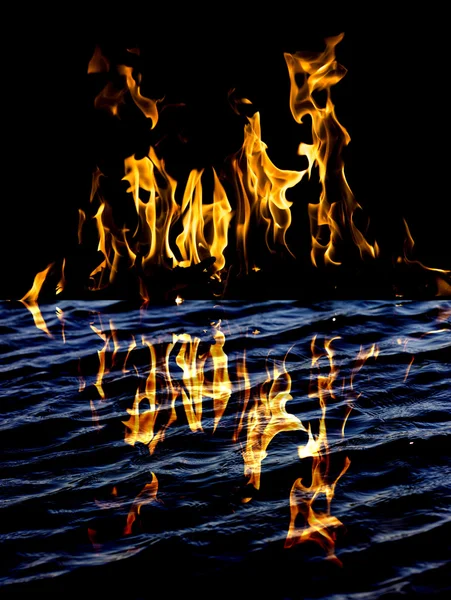 Flammenfeuer mit Reflexion im Wasser — Stockfoto