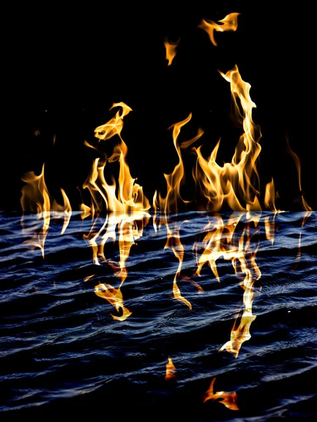 Flame fire with reflection in water — Stock Photo, Image