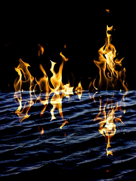 火焰火与水中倒影 — 图库照片