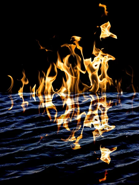 Flame fire with reflection in water — Stock Photo, Image