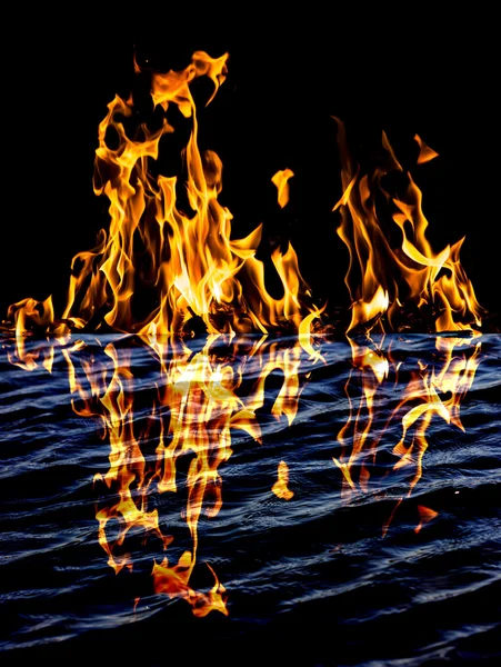 Flame fire with reflection in water — Stock Photo, Image