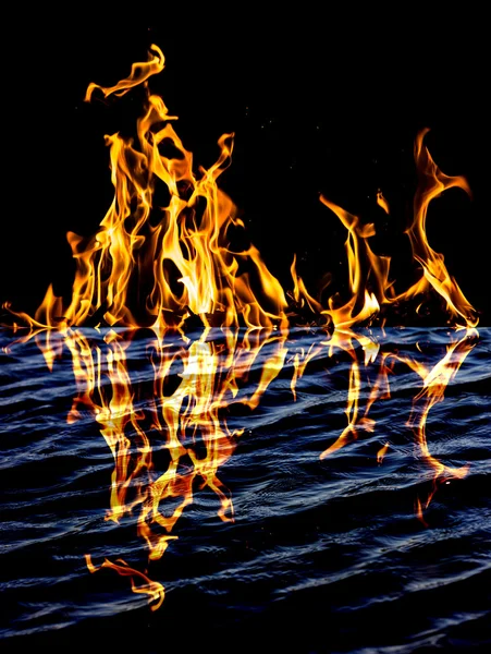 火焰火与水中倒影 — 图库照片
