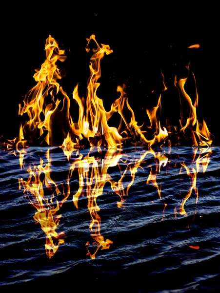 Fogo de chama com reflexão na água — Fotografia de Stock