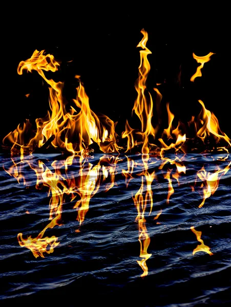 Flammenfeuer mit Reflexion im Wasser — Stockfoto