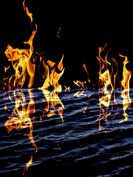 Flammenfeuer mit Reflexion im Wasser — Stockfoto