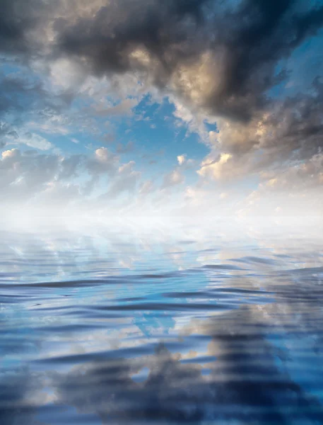 Wolken mit Reflexion auf dem Wasser — Stockfoto