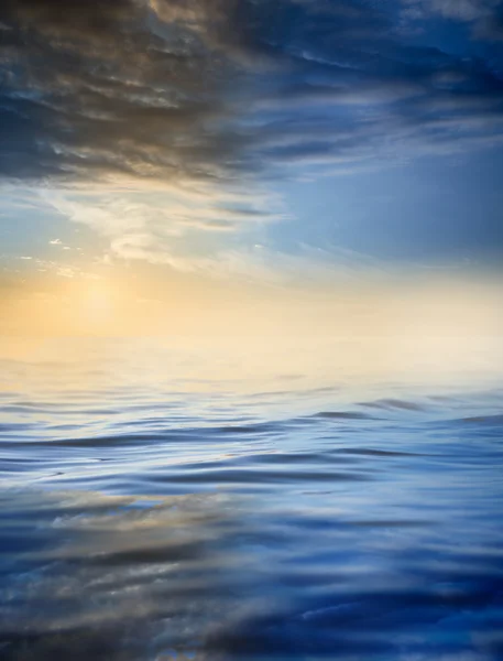 Clouds with reflection on water — Stock Photo, Image