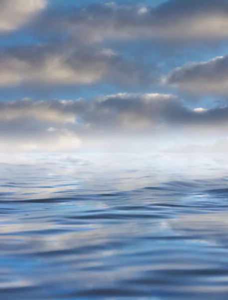 Nuvens com reflexão sobre a água — Fotografia de Stock