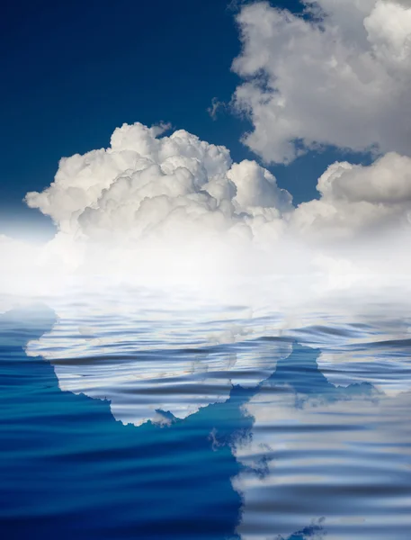 Nubes con reflexión sobre el agua — Foto de Stock