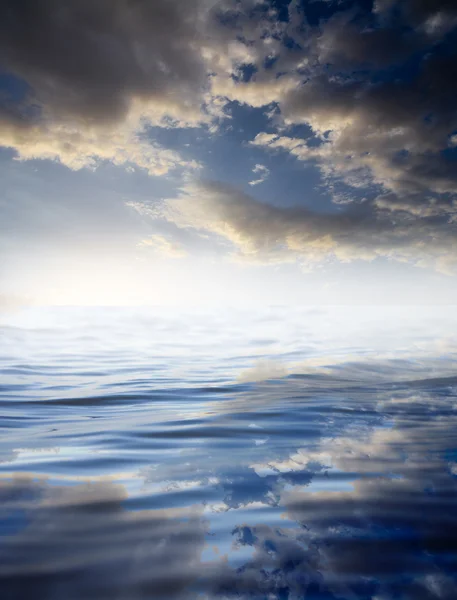 Nuvole con riflessione sull'acqua — Foto Stock
