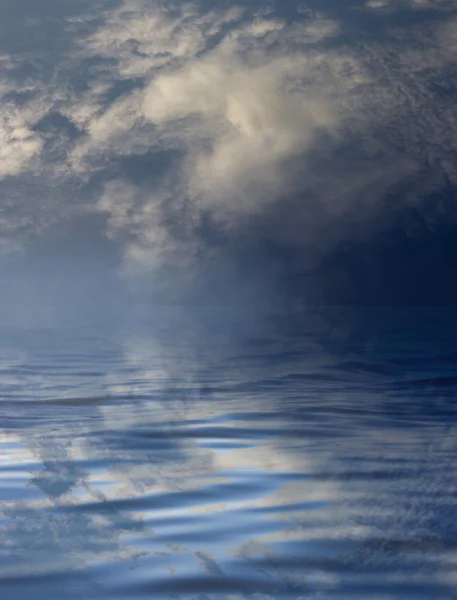 Nuvens com reflexão sobre a água — Fotografia de Stock