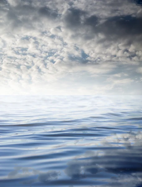 Wolken mit Reflexion auf dem Wasser — Stockfoto