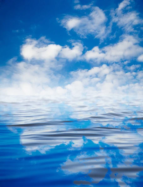 Skyer med refleksjon over vann – stockfoto