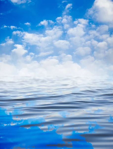 云与水的思考 — 图库照片