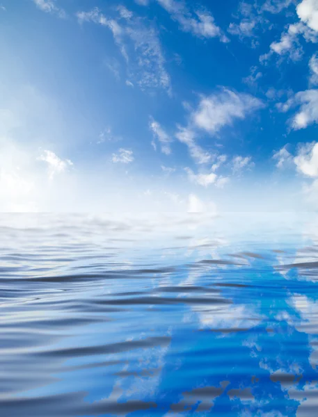 Wolken mit Reflexion auf dem Wasser — Stockfoto