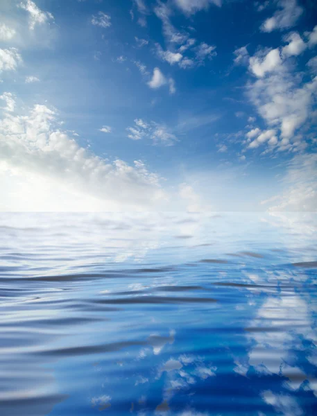 Wolken mit Reflexion auf dem Wasser — Stockfoto