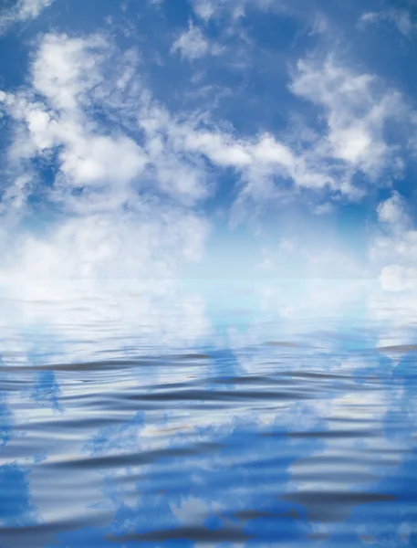 Wolken mit Reflexion auf dem Wasser — Stockfoto