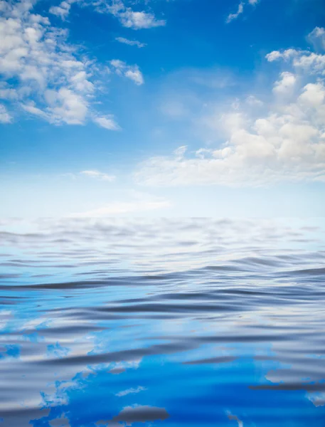 Skyer med refleksjon over vann – stockfoto