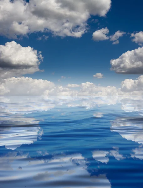 Wolken mit Reflexion auf dem Wasser — Stockfoto