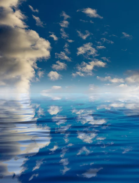 Wolken mit Reflexion auf dem Wasser — Stockfoto