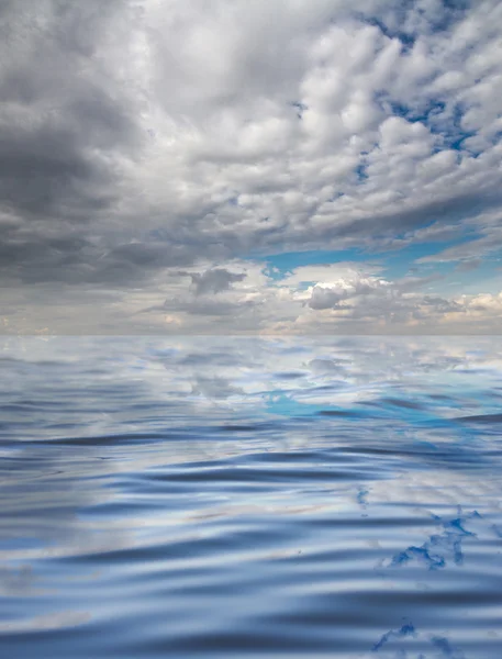 Wolken mit Reflexion auf dem Wasser — Stockfoto