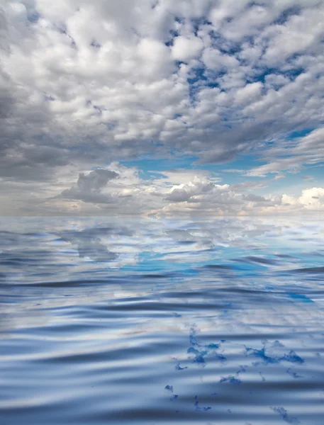 Wolken mit Reflexion auf dem Wasser — Stockfoto