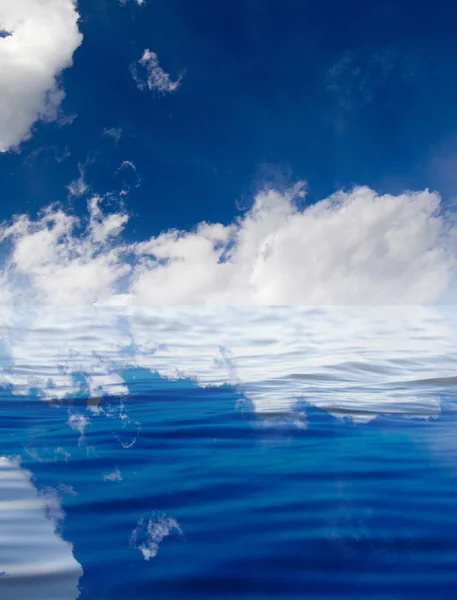 Wolken mit Reflexion auf dem Wasser — Stockfoto