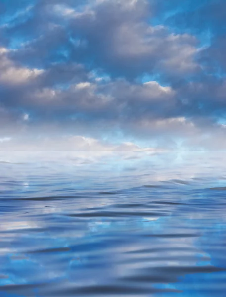 Nuvens com reflexão sobre a água — Fotografia de Stock