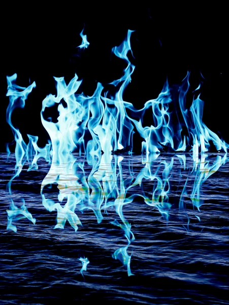 Fuego de llama azul con reflejo en el agua —  Fotos de Stock