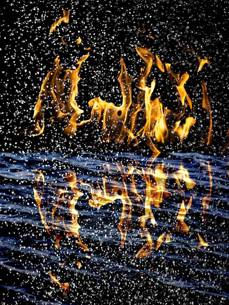 Snö på elden bakgrund med reflektion över vatten — Stockfoto