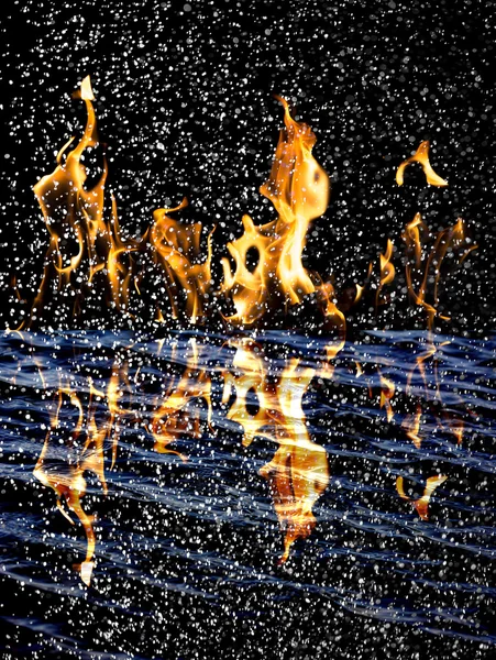 Śnieg na tle ognia z refleksją nad wodą — Zdjęcie stockowe
