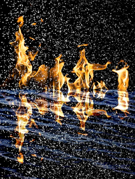 Neige sur le fond du feu avec réflexion sur l'eau — Photo