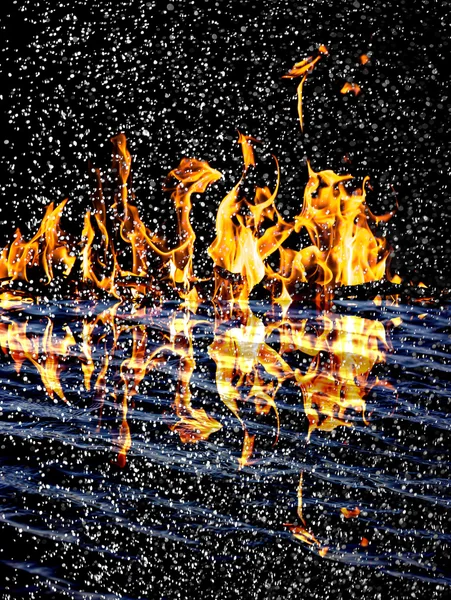 Neige sur le fond du feu avec réflexion sur l'eau — Photo