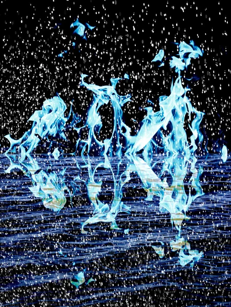 Снег на огненном фоне с отражением на воде — стоковое фото